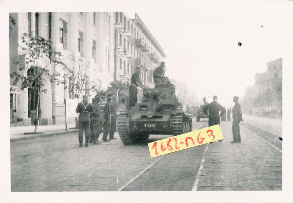 Винница Erbeutete Panzer mit Kennung V-3007 Трофейный танк с опознавательным номером V-3007.jpg