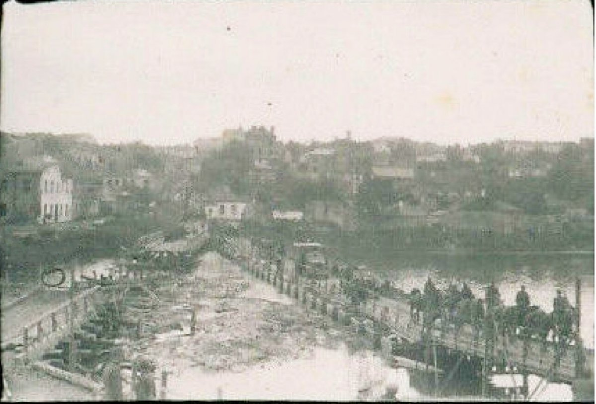 Винница Разрушенный мост и понтонная переправа июль 1941 г. (Winnyzja, zerstörte Brücke).jpg