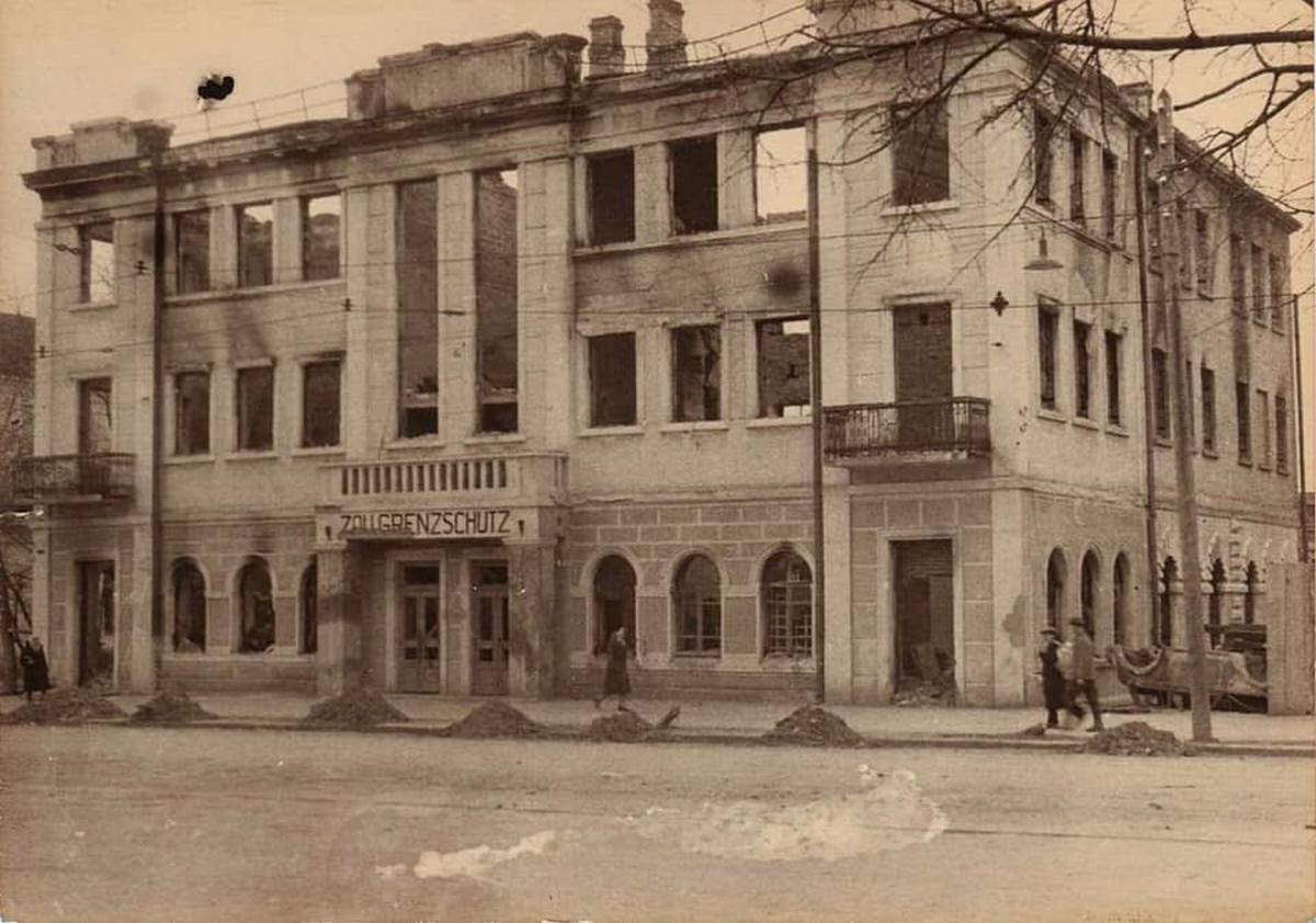 Винница Сожжённое здание немецкой таможни 1944 г. (сейчас Соборная 89).jpg