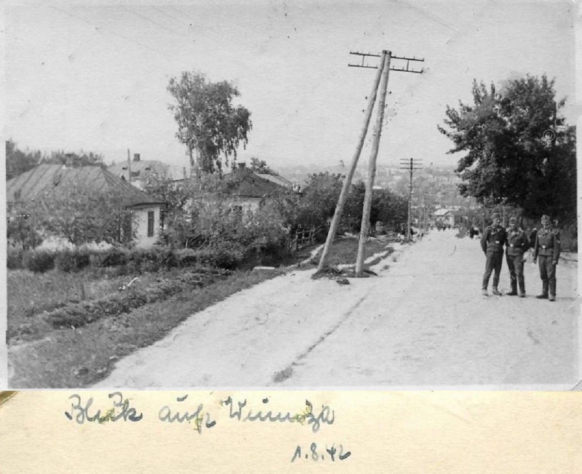 Винница Старый Город 1942 г.  ( Luftwaffe, Flak, Spaziergang in Winniza, Ukraine, 1942).jpg