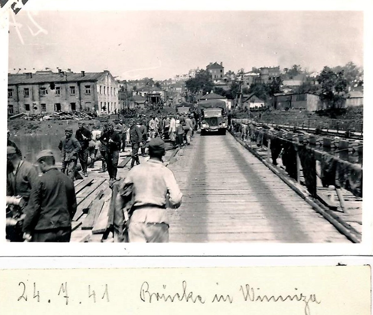 Винница Восстановление немцами Старогородского моста (видна часть понтонного моста) 1941 г..jpg