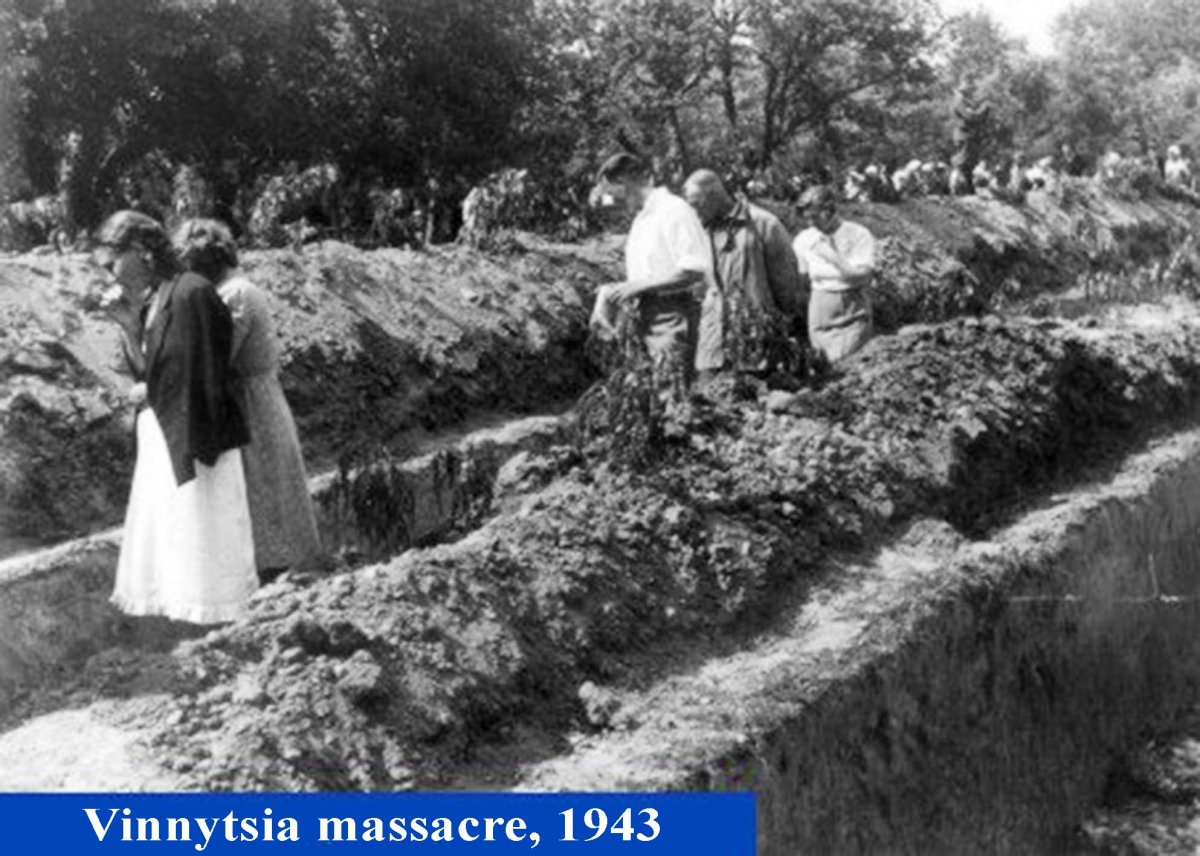 Вінницька трагедія - Опізнання тіл рідними і близькими загиблих Vinnytsia massacre 1943.jpg
