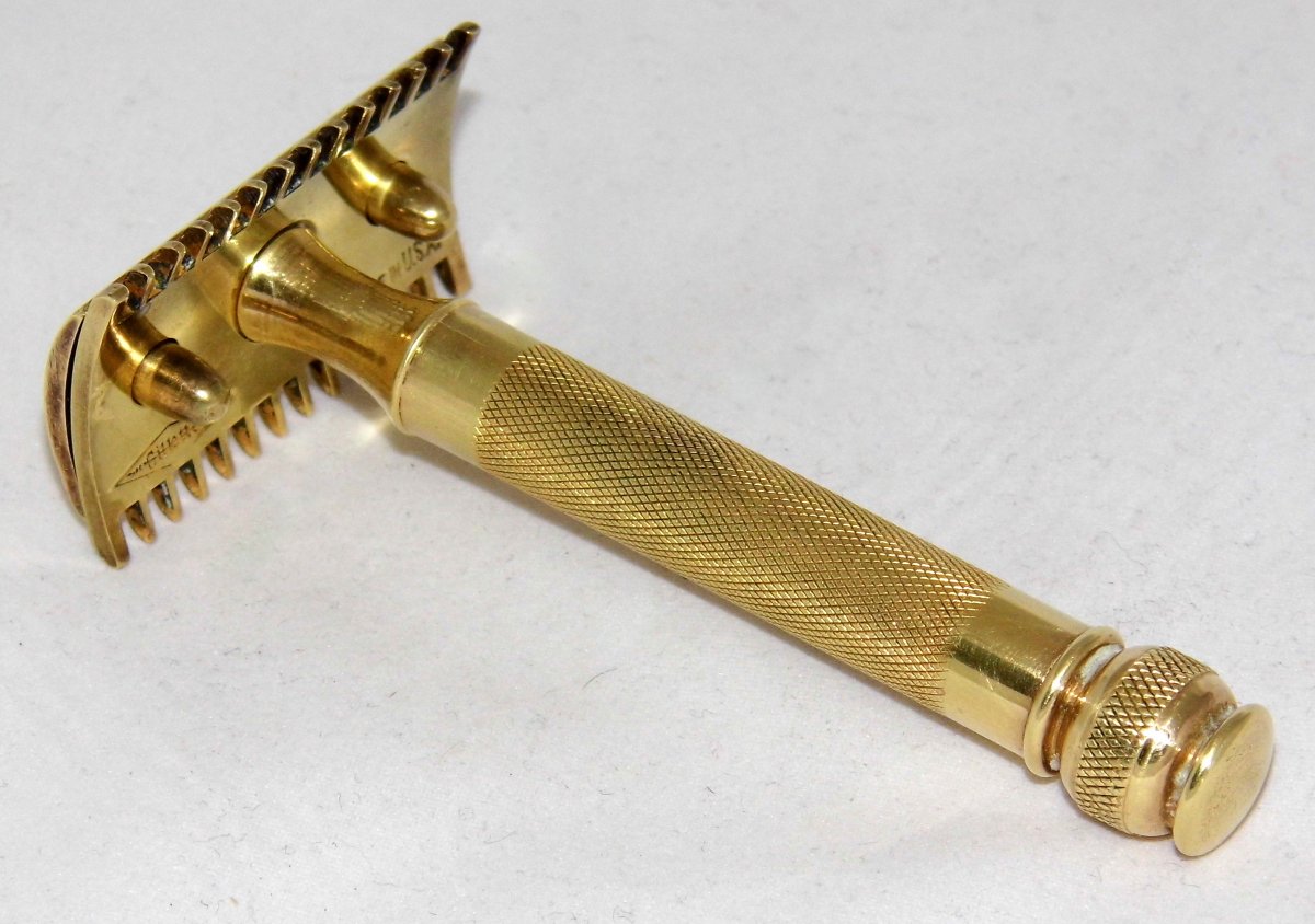 Vintage_Gillette_Safety_Razor,_Old_Type_Set,_Made_In_USA,_Circa_1920s_(19844414006).jpg