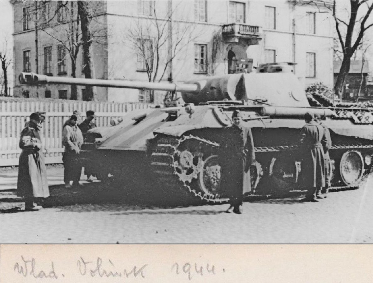 Владимир-Волынский Пантера на улице 1944 г. page.jpg