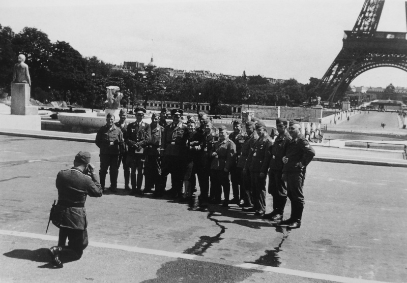 Военнослужащие люфтваффе позируют фотографу на фоне Эйфелевой башни в Париже.jpg