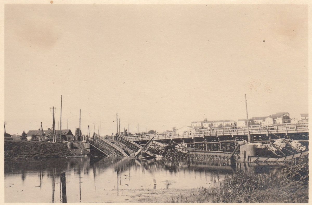 Временный деревянный мост на опорах Железного. Вид с острова на Центр 1942 - 1944г..jpg