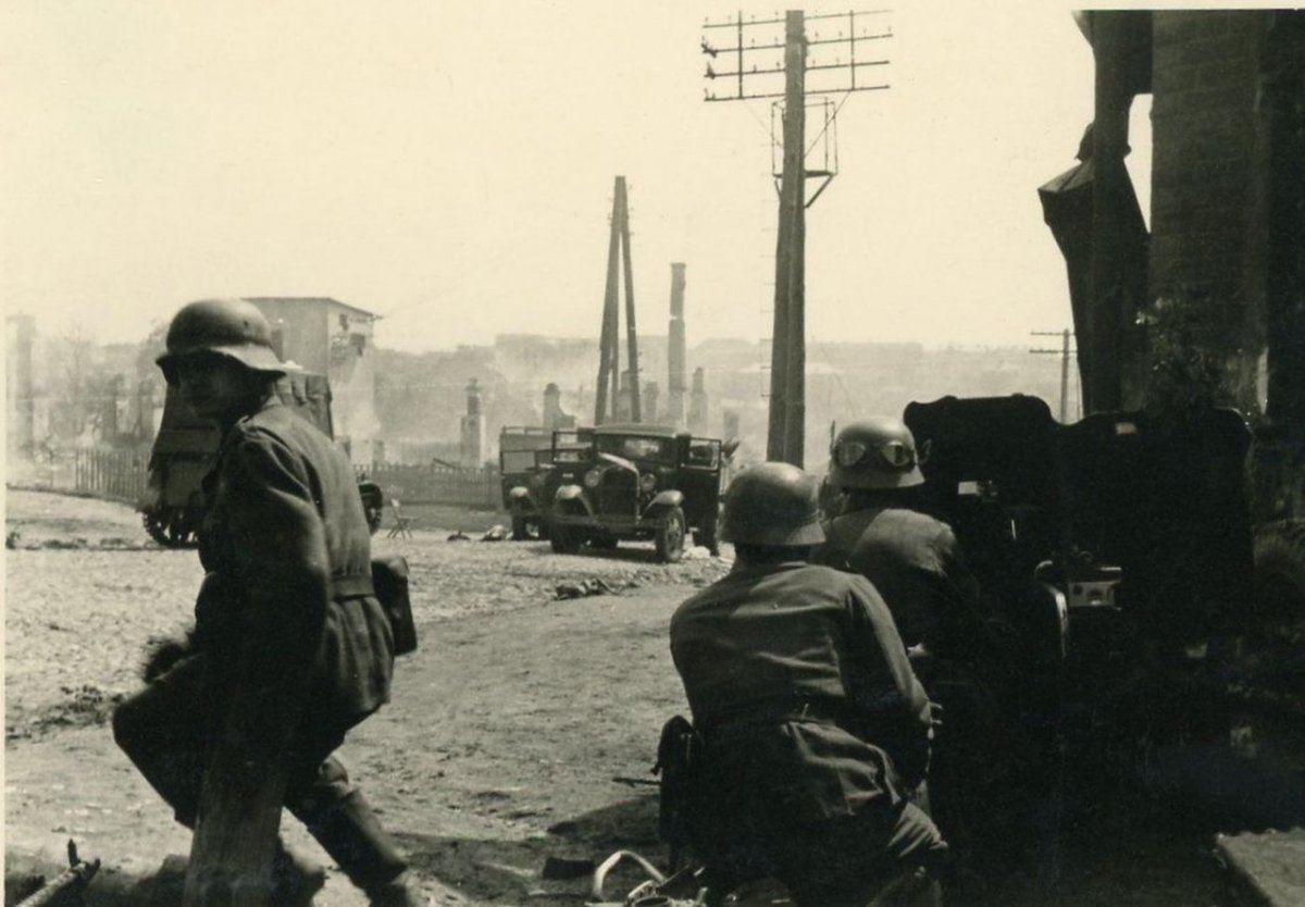 вул. Віленская (Лазарэнка), канец ліпеня 1941г., падчас баёў за горад.jpg