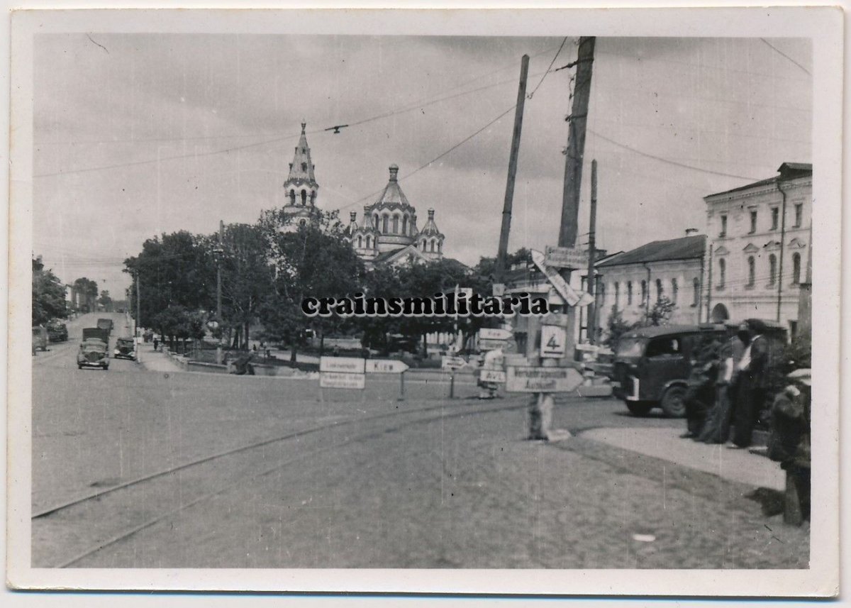 Wegweiser Kiew Schilderwald b. orthodoxe Kirche in Stadt Ukraine 1941.jpg