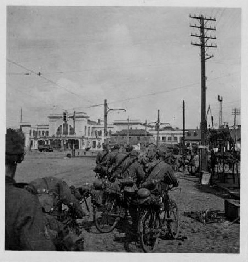 (Wehrmacht Gebirgsjäger Ukraine Winnyzja 19.7.1941 Bahnhof).jpg