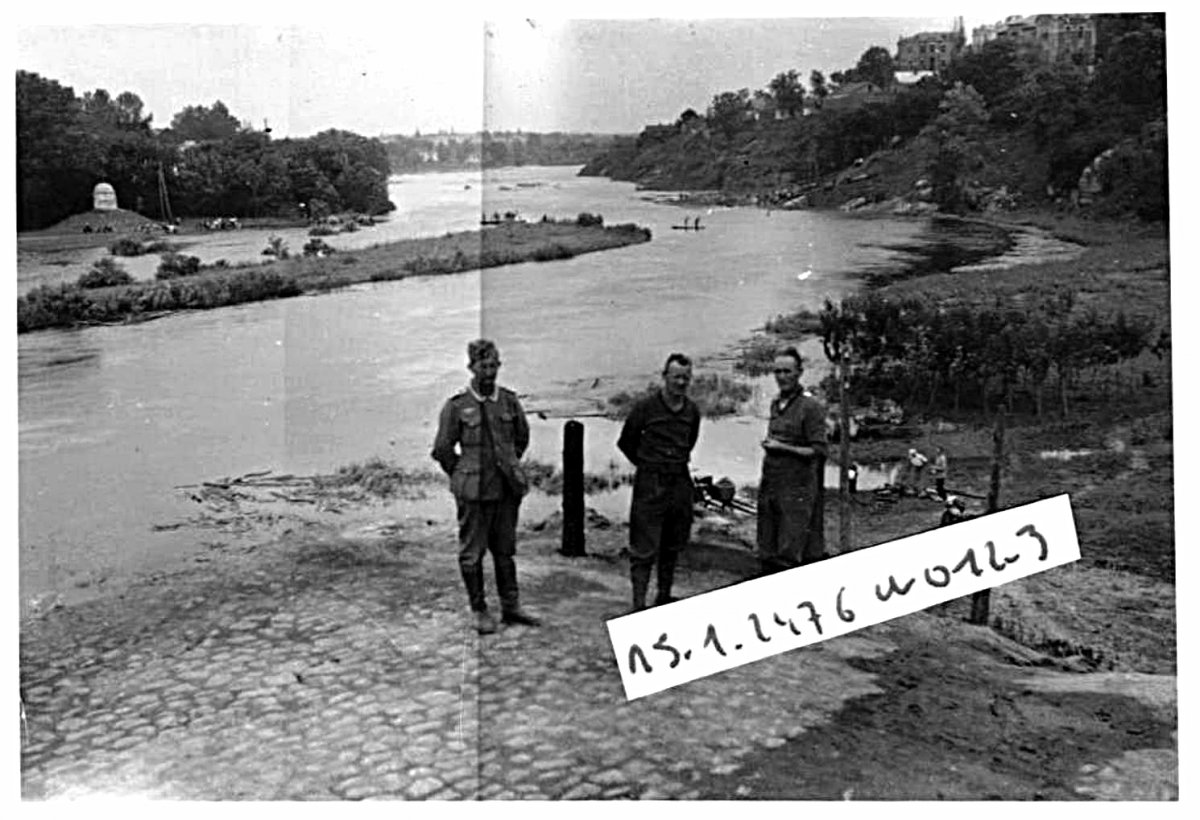 - Wehrmacht Soldaten am BUG Stadt WINNIZA im Hintergrund viele Russen am Ufer.jpg