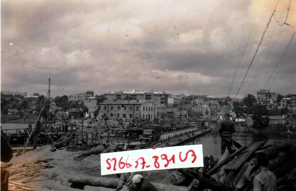 Wehrmacht Soldaten und Pionierbrücke in WINNIZA Russland 1941.jpg