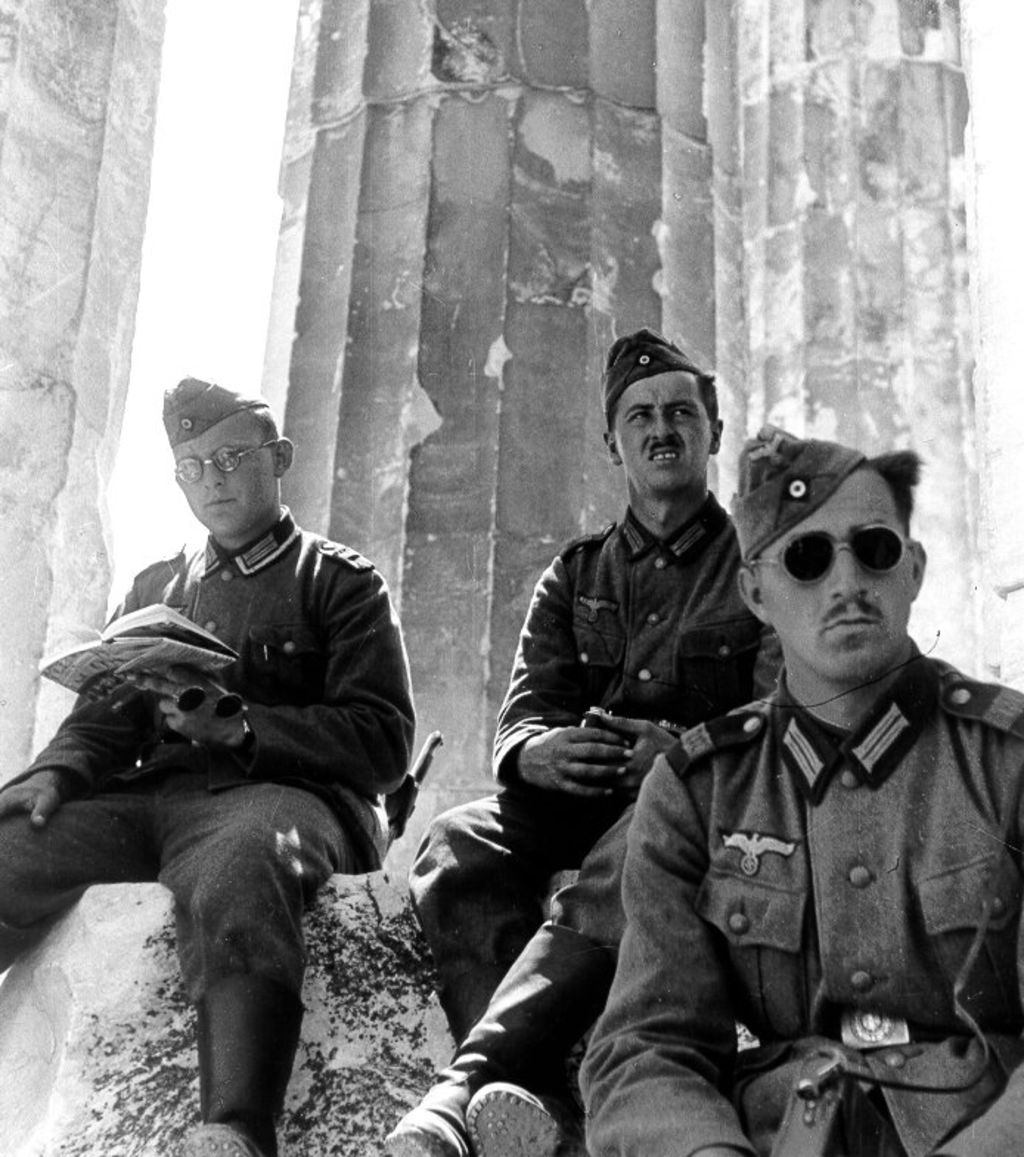 Wermaht-u-Akropolya_1941.jpg