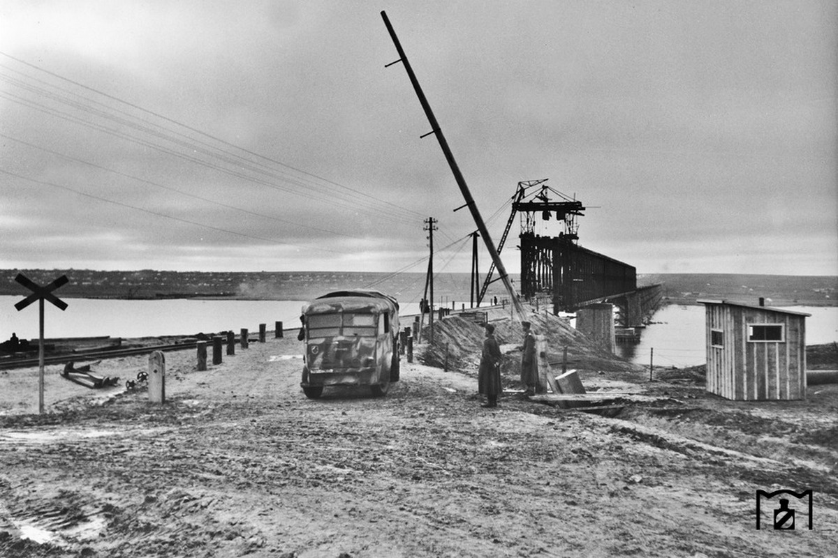 wiederhergestellten Brücke über den südlichen Bug in der Ukraine. (1943) Foto Walter Hollnagel.jpg