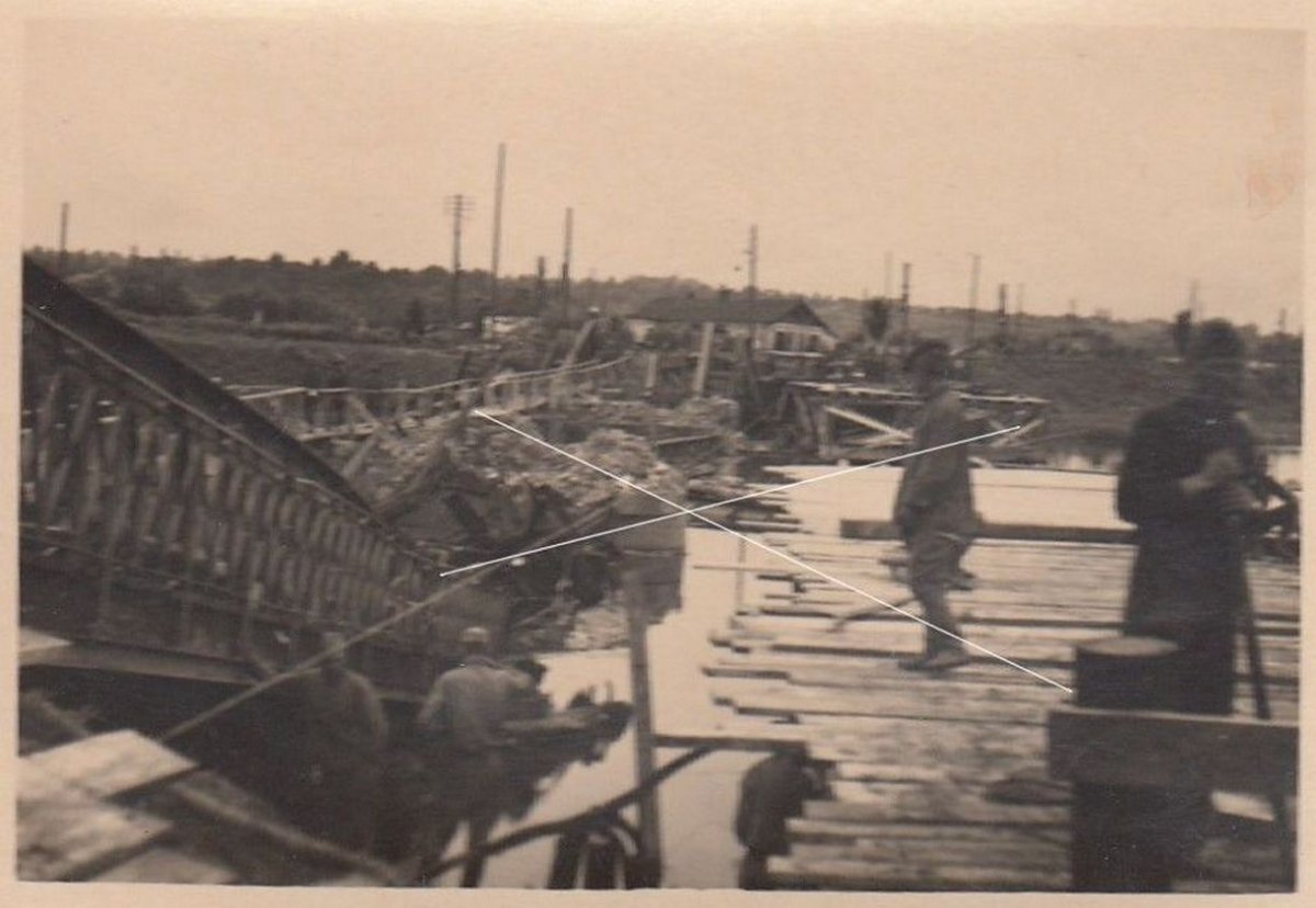 Winnizia zerstörte Eisenbahn Brücke.jpg