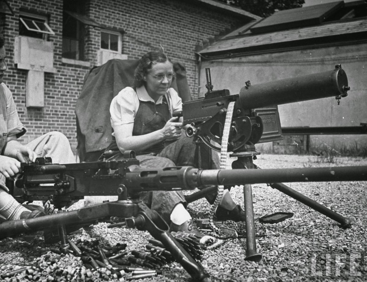 Women Testing New Machine Guns at the Aberdeen Proving Ground, 1942 (5).jpg