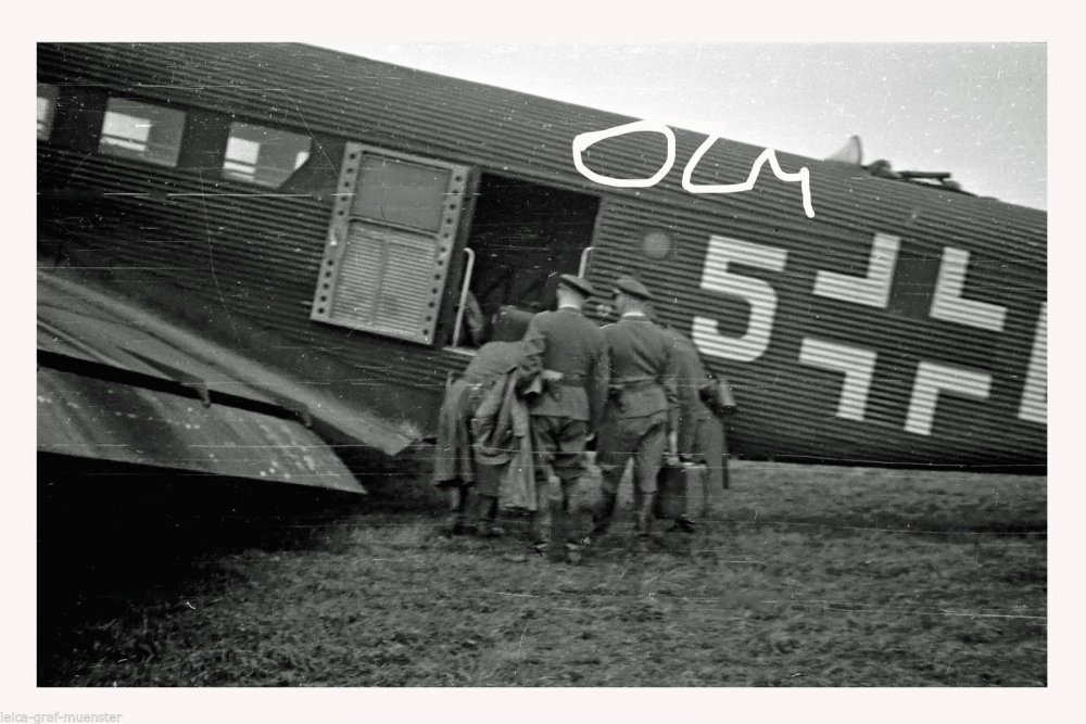 WW2, 1941 Winniza, Einstieg in gr. Flugzeug.JPG