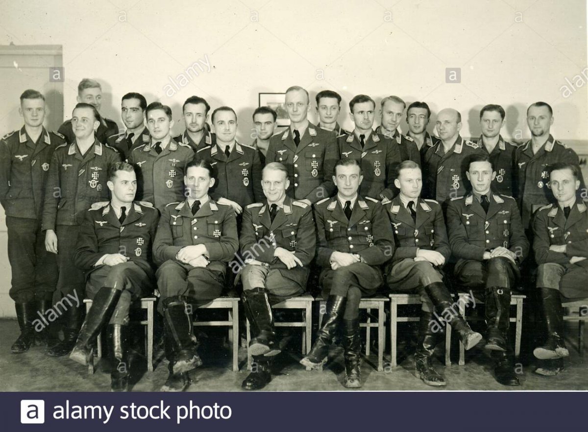 ww2-german-luftwaffe-soldiers-and-officials-of-the-german-luftwaffe-posing-as-a-group-2C3HA9M.jpg