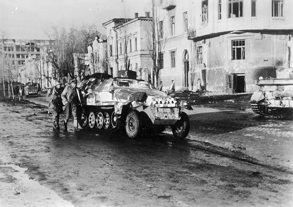 Харьков SS-Оберштурмбаннфюрер Фриц Витт на SdKfz-251 1943 г..jpg