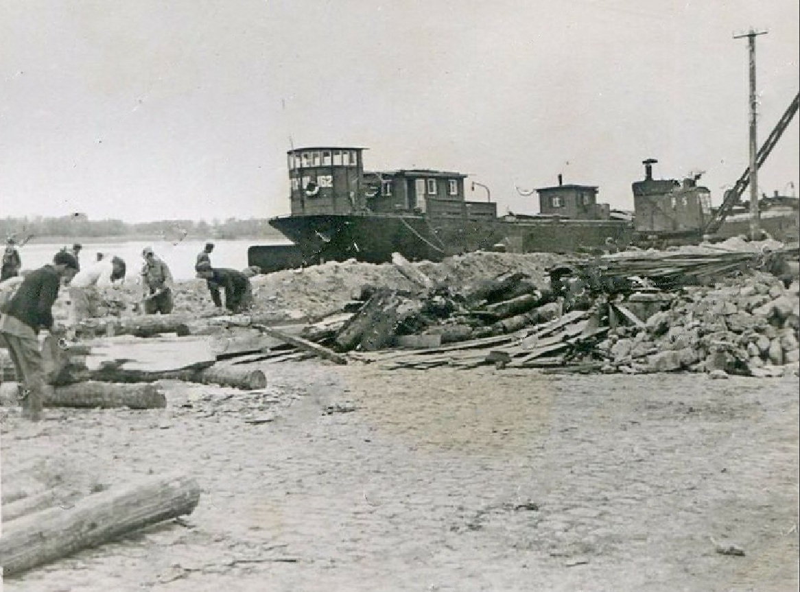 Херсон Порт (Soldaten im Hafen von Cherson) 1941-1943 г..jpg