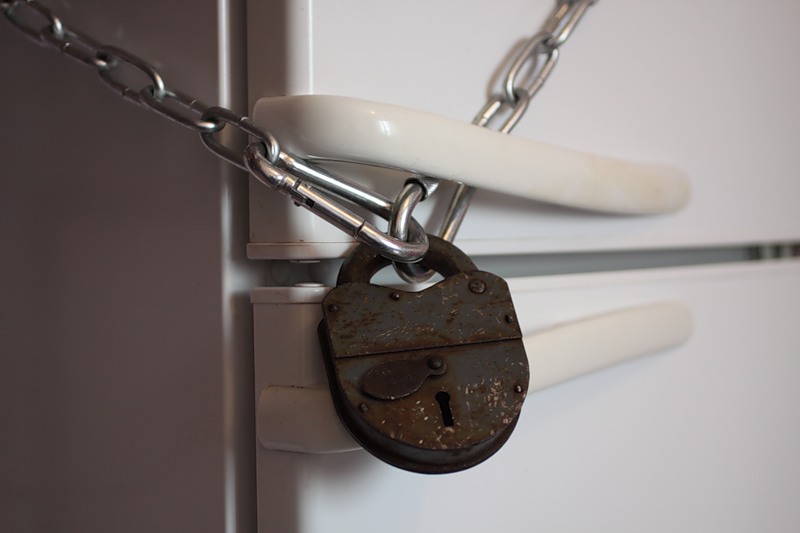 холодильник-на-замке.jpeg