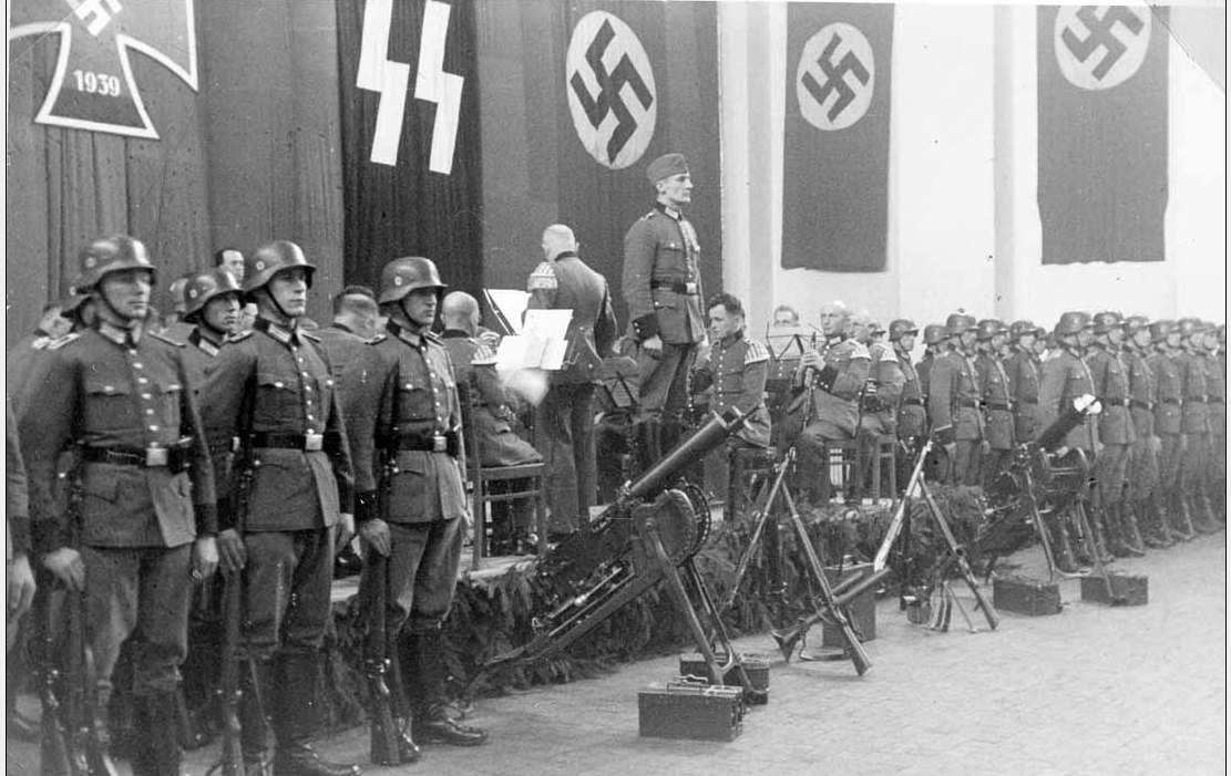 Куплю фашистские. Солдат СС Вермахт парад. Армия третьего рейха. Войска нацистской Германии. Третий Рейх Строй.