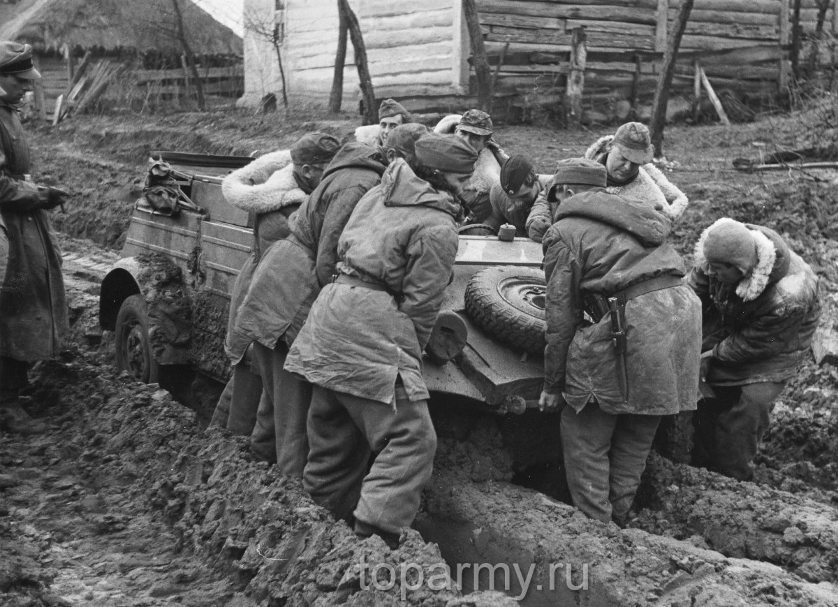 Застрявший автомобиль «Кюбельваген» Тип 82 (Volkswagen Тур 82 Kubelwagen).jpg