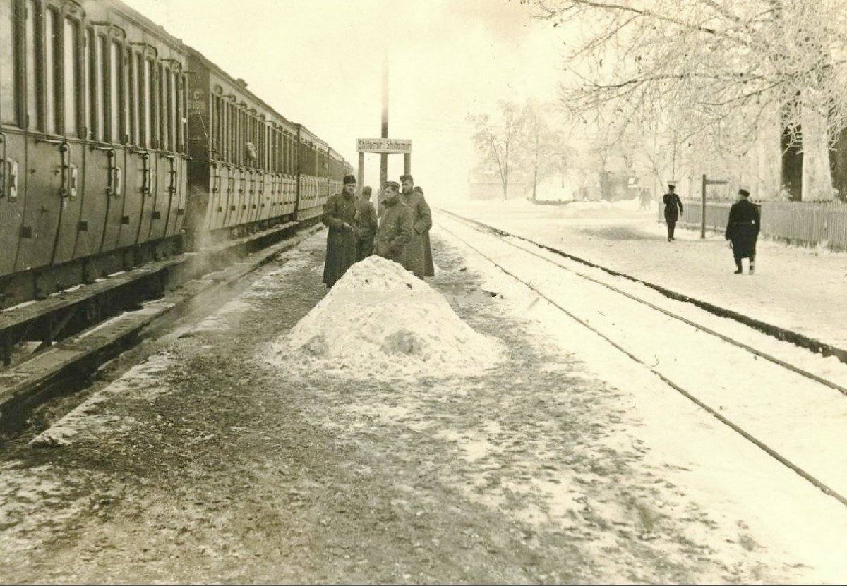 Житомир 16.PD Soldaten b. Bahnhof Schild SHITOMIR Ukraine 1942 Eisenbahn Zug.jpg