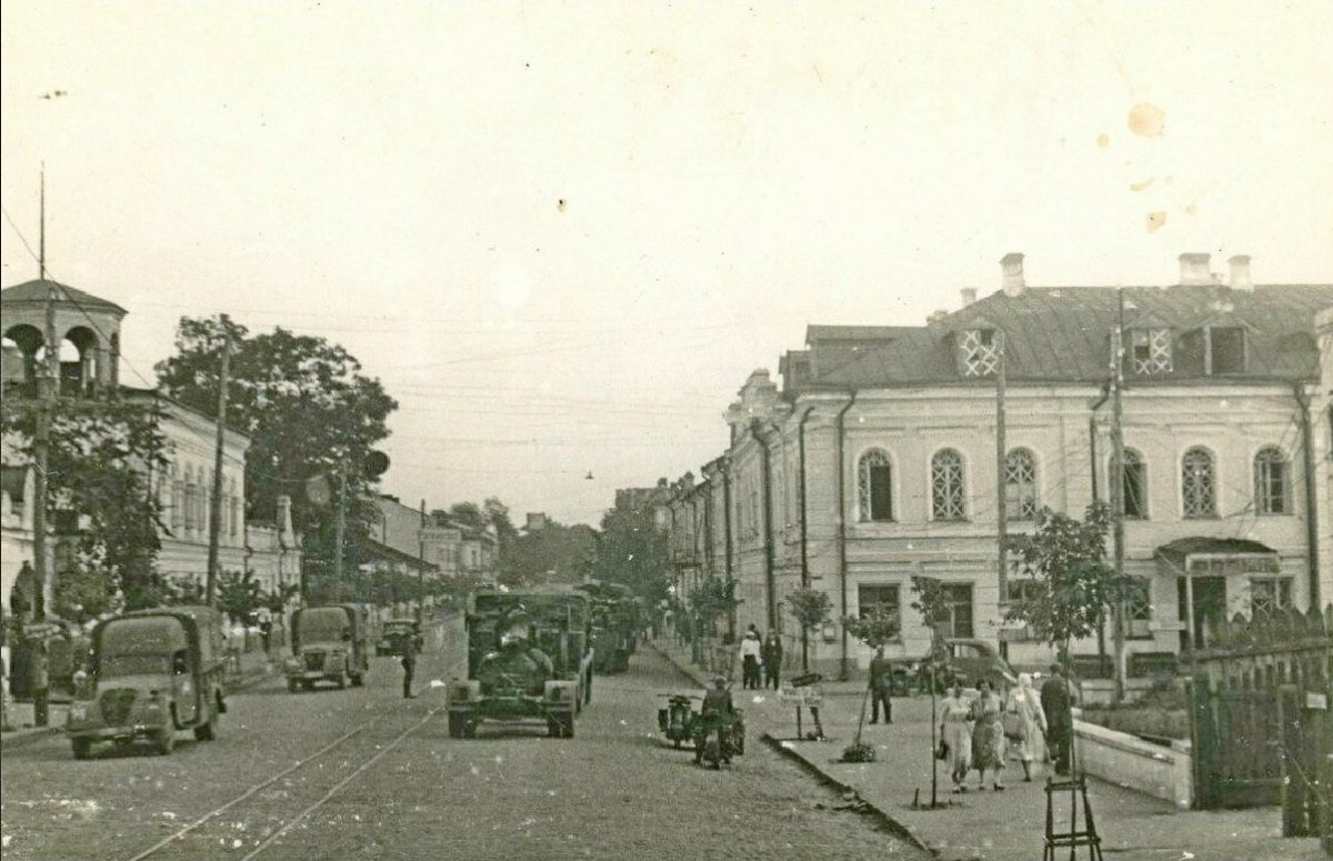 Житомир Француские трофейные грузовики (Einmarsch Frankreich Beute LKW in SHITOMIR) 1941 г..jpg