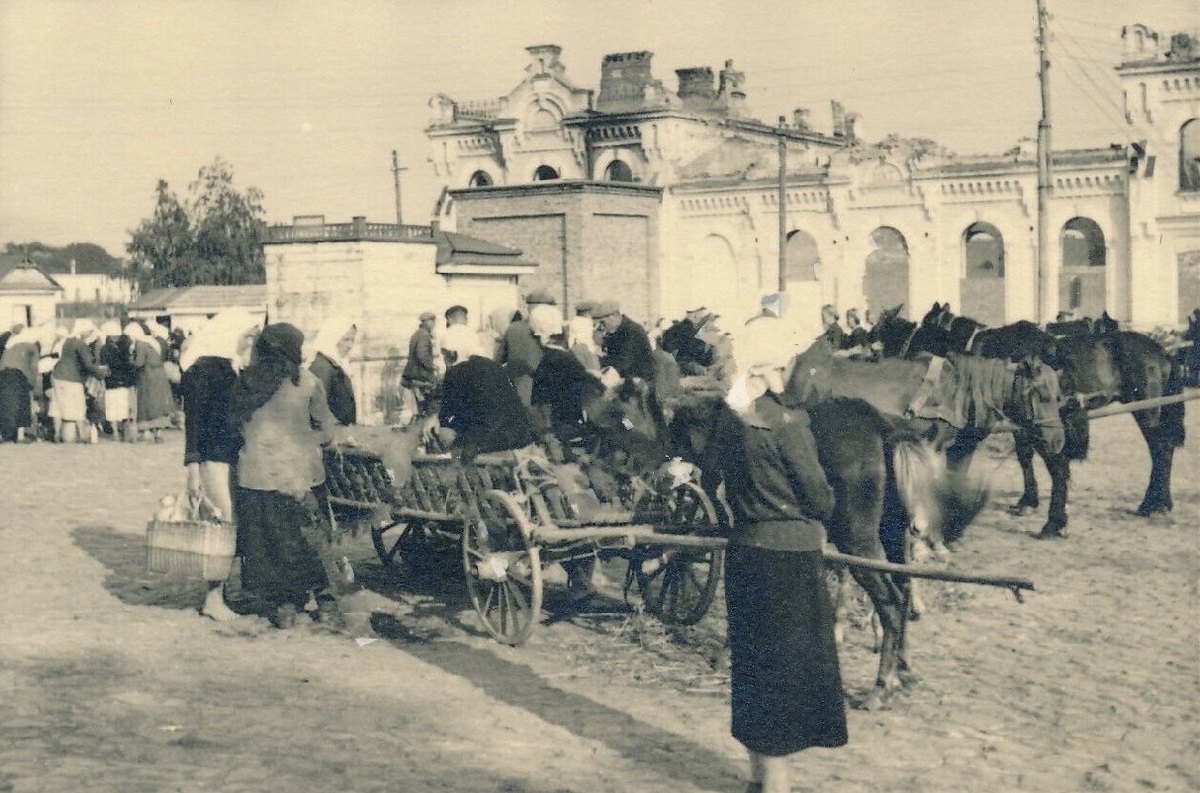 Житомир (Markttag Bauern Platz in Schytomyr) 1941-1943 г..jpg