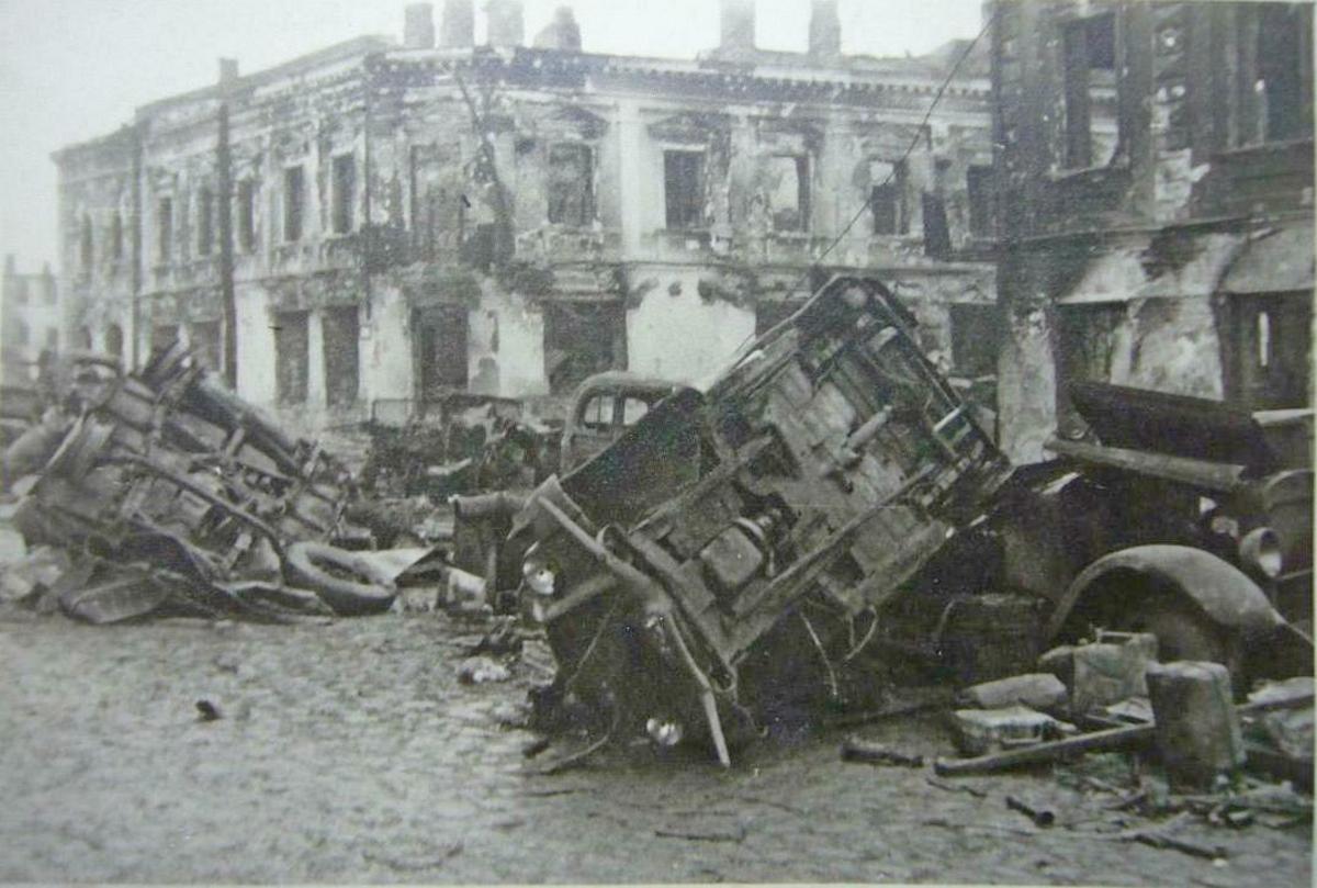 Житомир Улица с обломками автомобилей (Straßenansicht mit Autowracks) 1943 г..jpg
