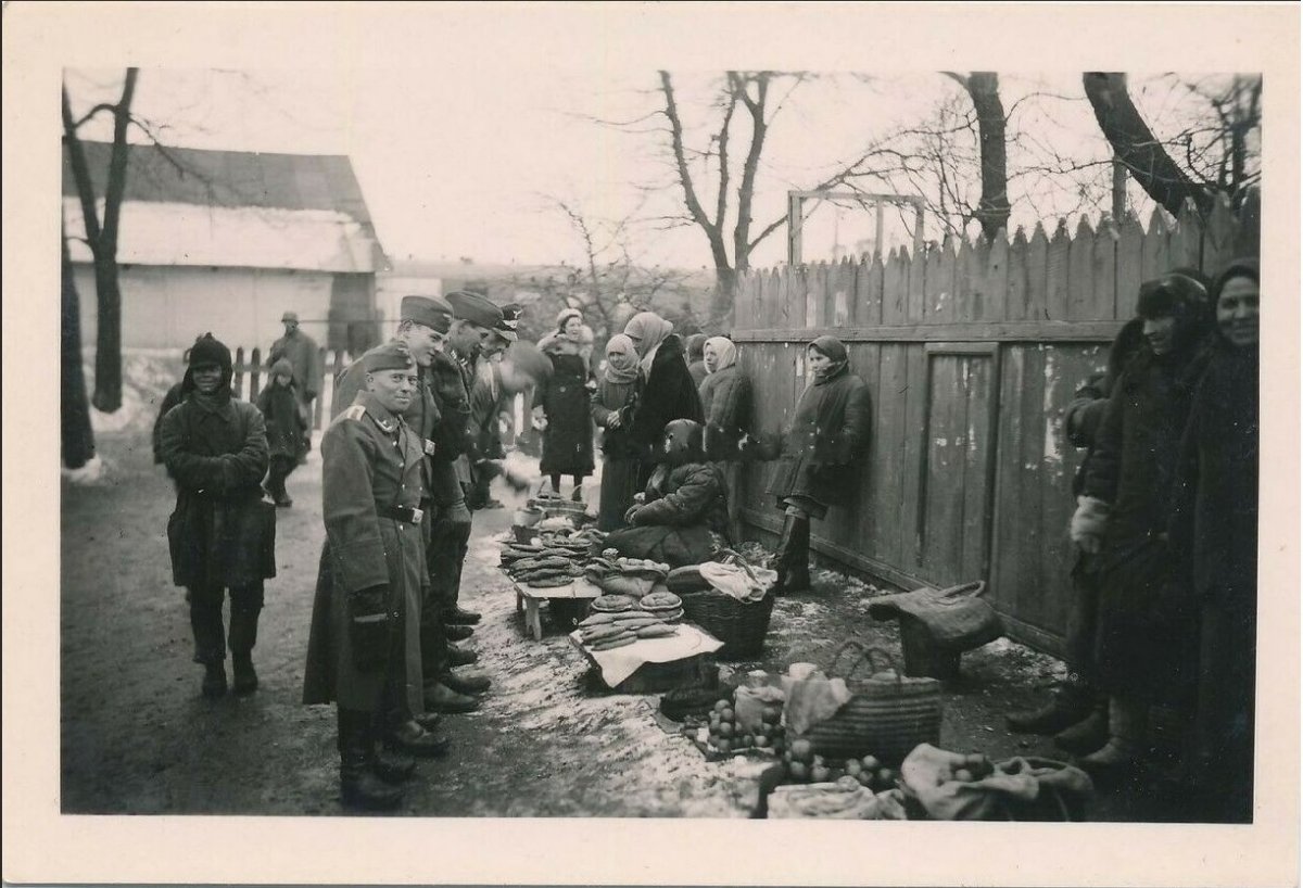 Жмеринка Базар (Bevölkerung Frauen Soldaten bei Markt in Schmerynka) 1941-1943 г..jpg