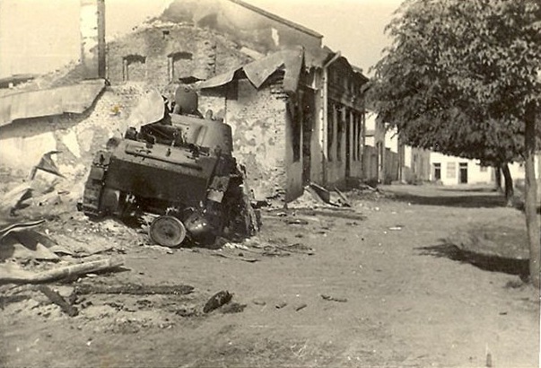 Знищений радянський легкий танк БТ-7 на вулицях м. Вінниці. Липень 1941 р..jpg