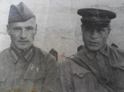 2 бойца парашютисты.