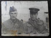2 бойца парашютисты.