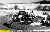 galizische Freiwillige werden an der Panzerabwehrkanone (PAK) ausgebildet. - 1944.jpg