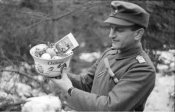 Russland,_Soldat_mit_Osternest.jpg