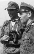 Russland,_zwei_AngehГ¶rige_der_Waffen-SS.jpg