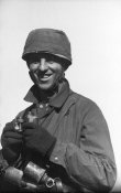 FallschirmjГ¤ger_mit_Fernglas_u._Handgranaten.jpg