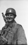 FallschirmjГ¤ger_mit_MG_und_Munitionsgurt.jpg