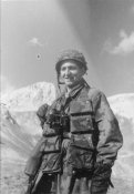 Gran_Sasso,_FallschirmjГ¤ger_nach_Einsatz.jpg
