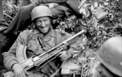 Italien,_Fallschirmjager_mit_Bren-MG_in_Ruhestellung.jpg