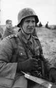 Russland,_Soldat_mit_Fernglas.jpg