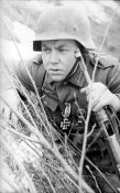 Russland,_Soldat_mit_MP_in_Deckung.jpg