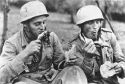 Italien,_Verpflegung_fГјr_FallschirmjГ¤ger.jpg