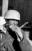 Russland,_FallschirmjГ¤ger_beim_Essen.jpg