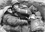 Russland,_Soldaten_in_SchГјtzenloch.jpg