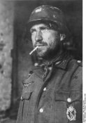 Stalingrad,_deutscher_Soldat_mit_Zigarette.jpg