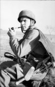 Italien,_FallschirmjГ¤ger,_rauchend.jpg