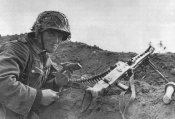 Пулемётчик за обедом. MG-42 под боком позволяет обедать спокойно.jpg