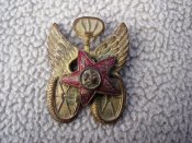 Кокарда крылья на колесах с звездой краскома.